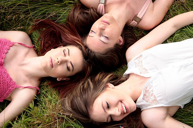 女性3人が草原で睡眠